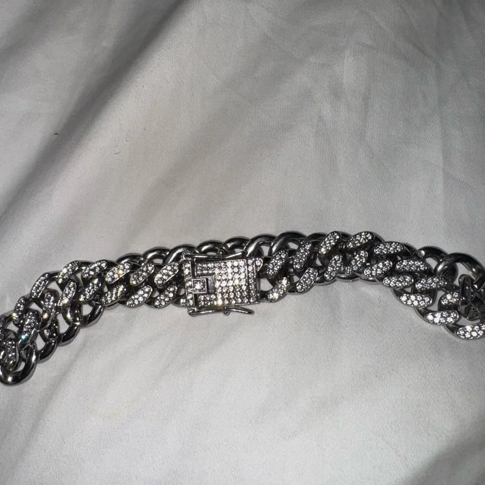 - CUBAN LINK ICED OUT SILVERTONE & ROSE GOLD DOG COLLARS XS 11”